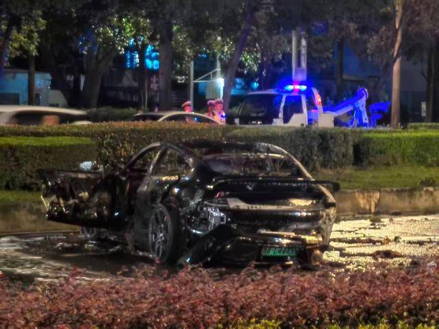 小米SU7碰撞起火路人救援打不開車門 駕駛員已遇難:金屬制品廠
