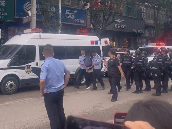 福泉一家珠寶店被盜，涉事門店員工稱偷盜者已被找到，警方回應:金屬制品廠
