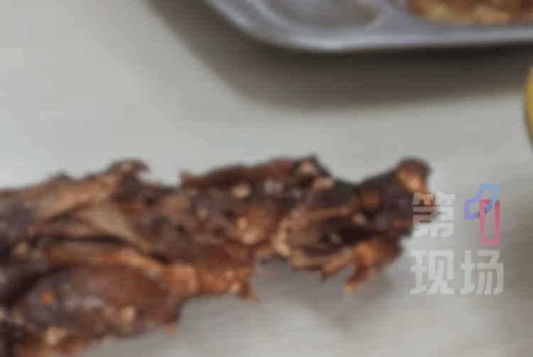 看吐了！上海一快餐店吃出活蛆，正在蠕動 店家回應:金屬制品廠
