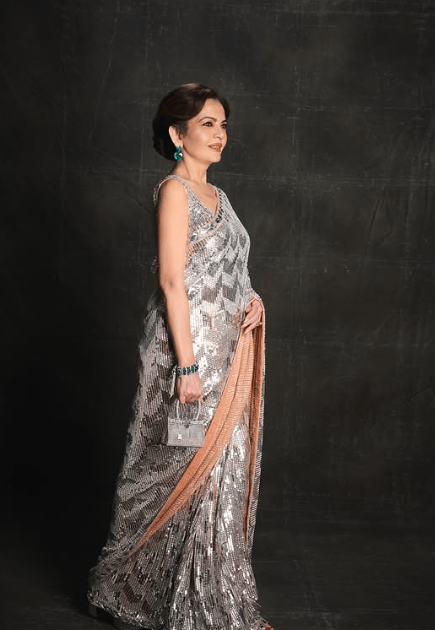 印度首富的妻子盛裝出席派對<strong></p>
<p>金屬制品廠
</strong>，拎的愛馬仕包鑲了3000多顆鉆石:金屬制品廠
