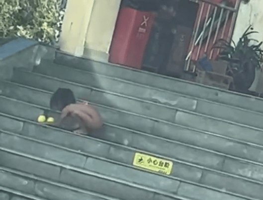 四川一高速服務(wù)區(qū)現(xiàn)“野人小孩”？當(dāng)?shù)毓埠蛬D聯(lián)：有監(jiān)護(hù)人陪伴，已經(jīng)介入:金屬制品廠
