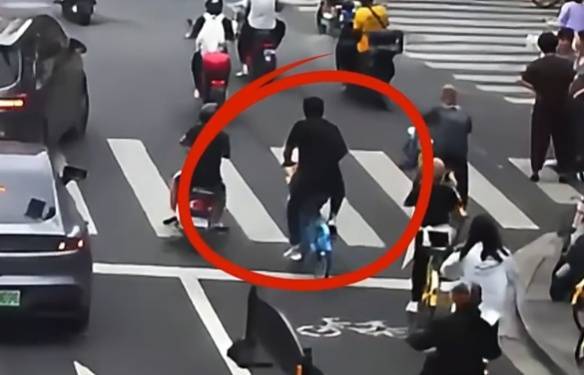 看著都疼！上海街頭一男子突然求助：10歲女兒被死死卡住！這個行為太危險→:金屬制品廠
