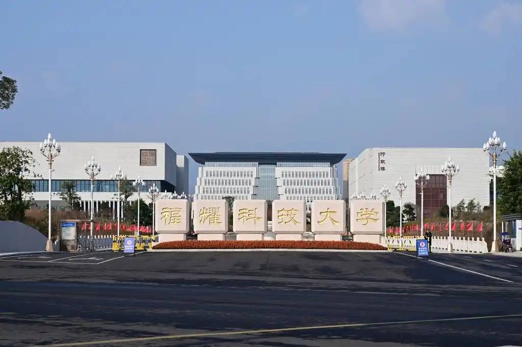 福耀玻璃：曹德旺辭去董事長職務<strong></p>
<p>金屬制品廠
</strong>，選舉曹暉為新董事長:金屬制品廠
