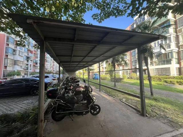 上海居民投訴后傻眼：只拆了一半！小區綠化被大量鐵皮房霸占，還有人住？居民直指小區公共收益疑云:金屬制品廠
