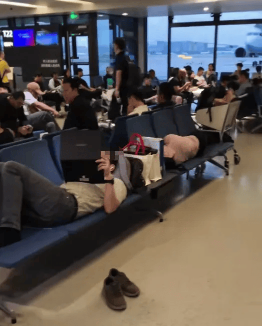 2名外國人在上海虹橋國際機場候機室躺臥<strong></p>
<p>金屬制品廠
</strong>，占用6個座位，機場回應:金屬制品廠
