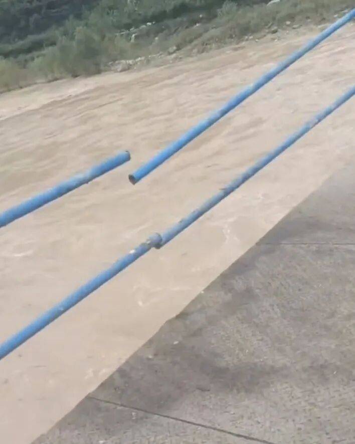 甘肅天水垃圾車往渭河傾倒垃圾<strong></p>
<p>金屬制品廠
</strong>，村民稱河里漲水，大橋無監(jiān)控，鎮(zhèn)政府：正在調(diào)查處理:金屬制品廠
