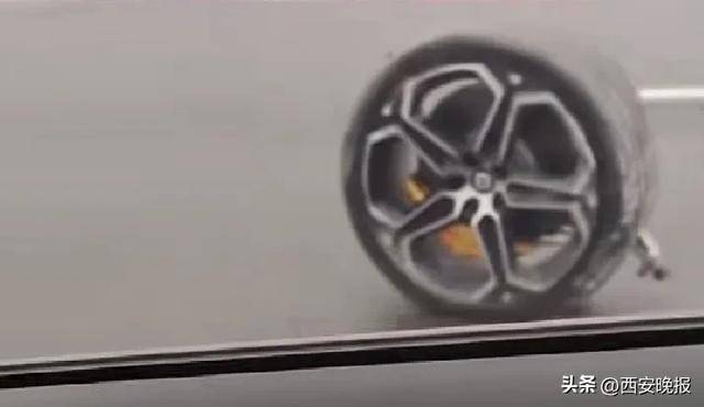 武漢一小米SU7失控撞倒護欄，沖向對面車道，左前輪車軸斷裂輪胎脫落10米開外，小米回應:金屬制品廠
