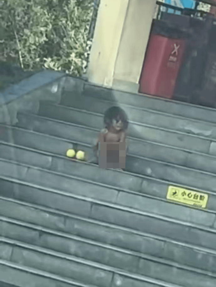 多部門回應(yīng)高速服務(wù)區(qū)現(xiàn)“野人小孩”：孩子能說(shuō)會(huì)走，當(dāng)?shù)爻闪⒐ぷ餍〗M聯(lián)合處置:金屬制品廠
