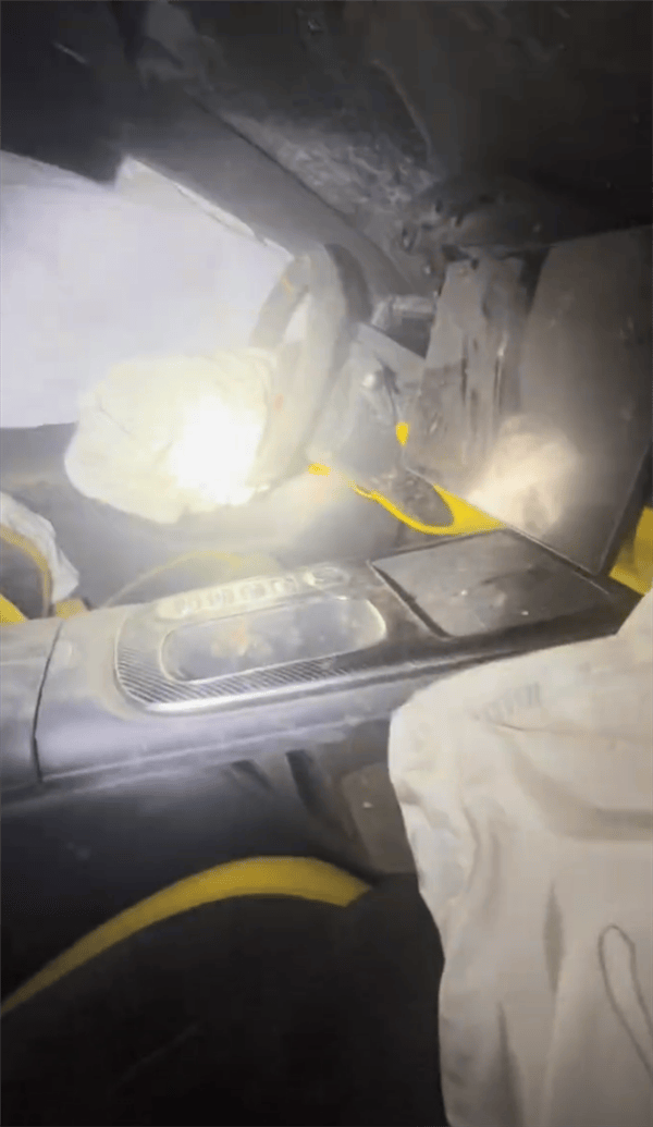 新疆一小米SU7 Ultra飛坡10多米翻滾多圈！車主發文：門能開<strong></p>
<p>金屬制品廠
</strong>，沒起火:金屬制品廠
